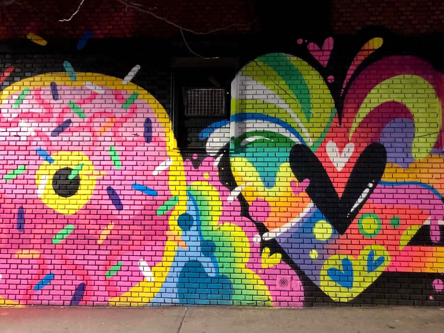 donut and heart Williamsburg mural di Jason Naylor