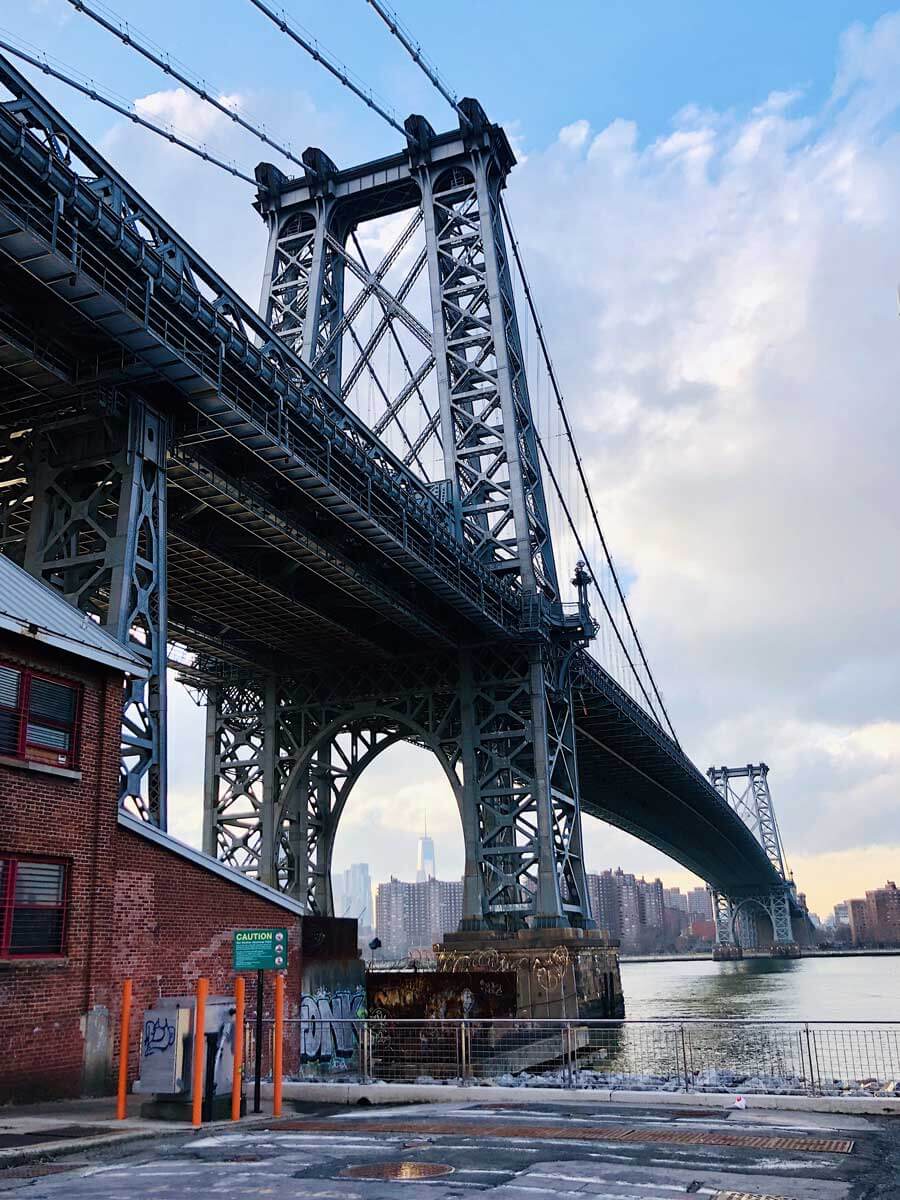 Vue du pont de Williamsburg depuis Domino-Park à Williamsburg-Brooklyn