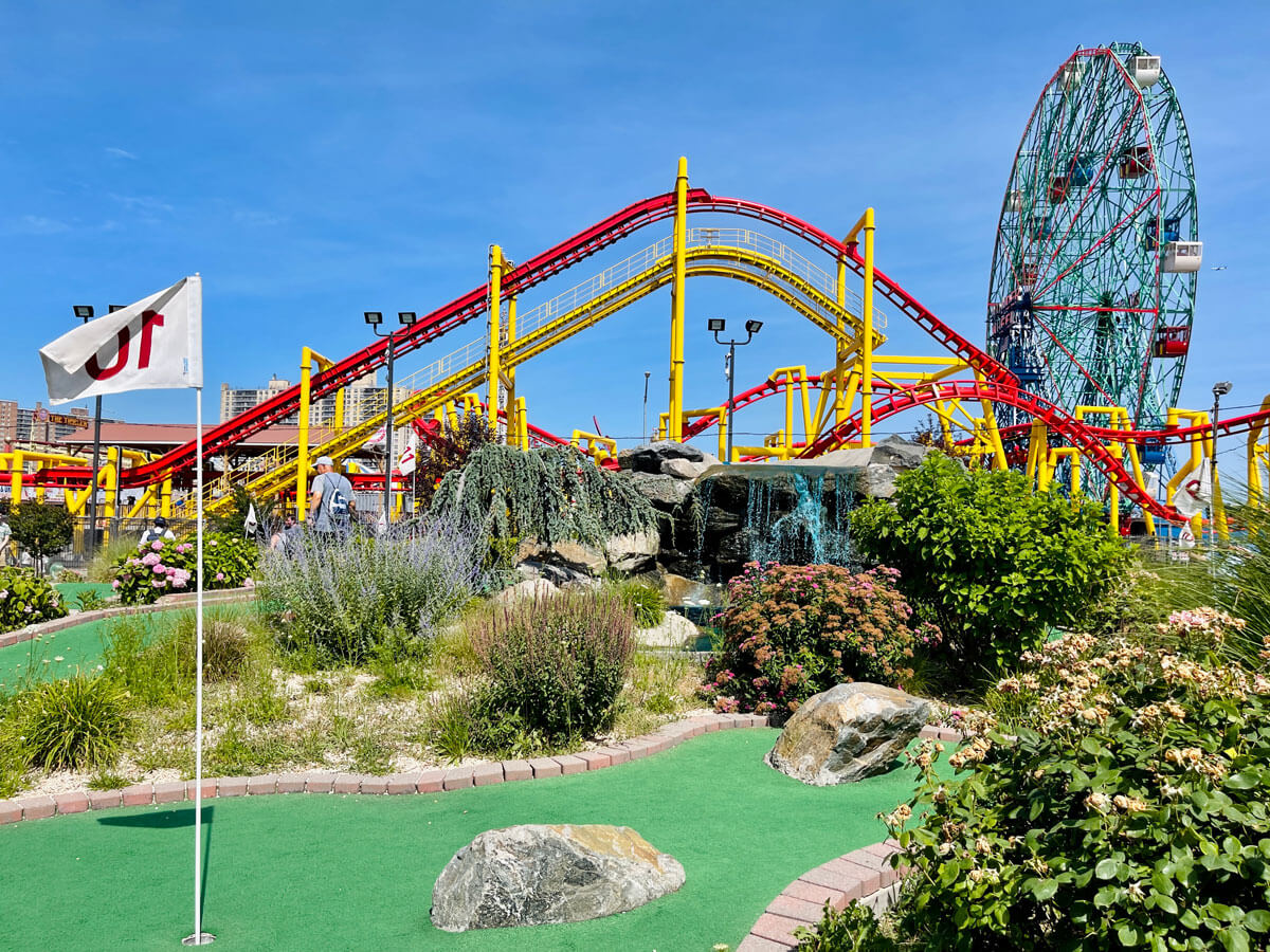 Coney-Island-Miniature-Golf-in-NYC