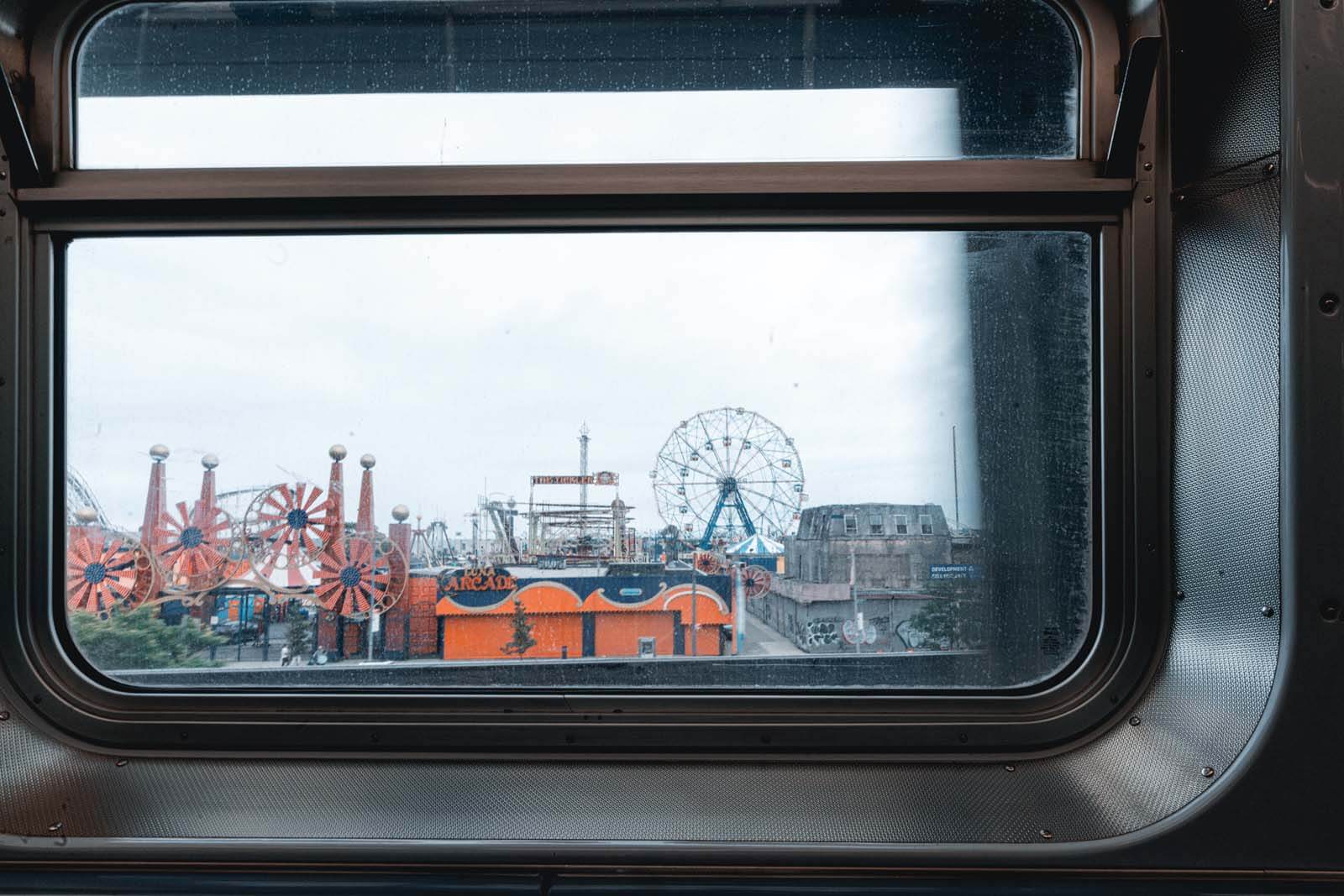 Vista de Coney Island desde el metro