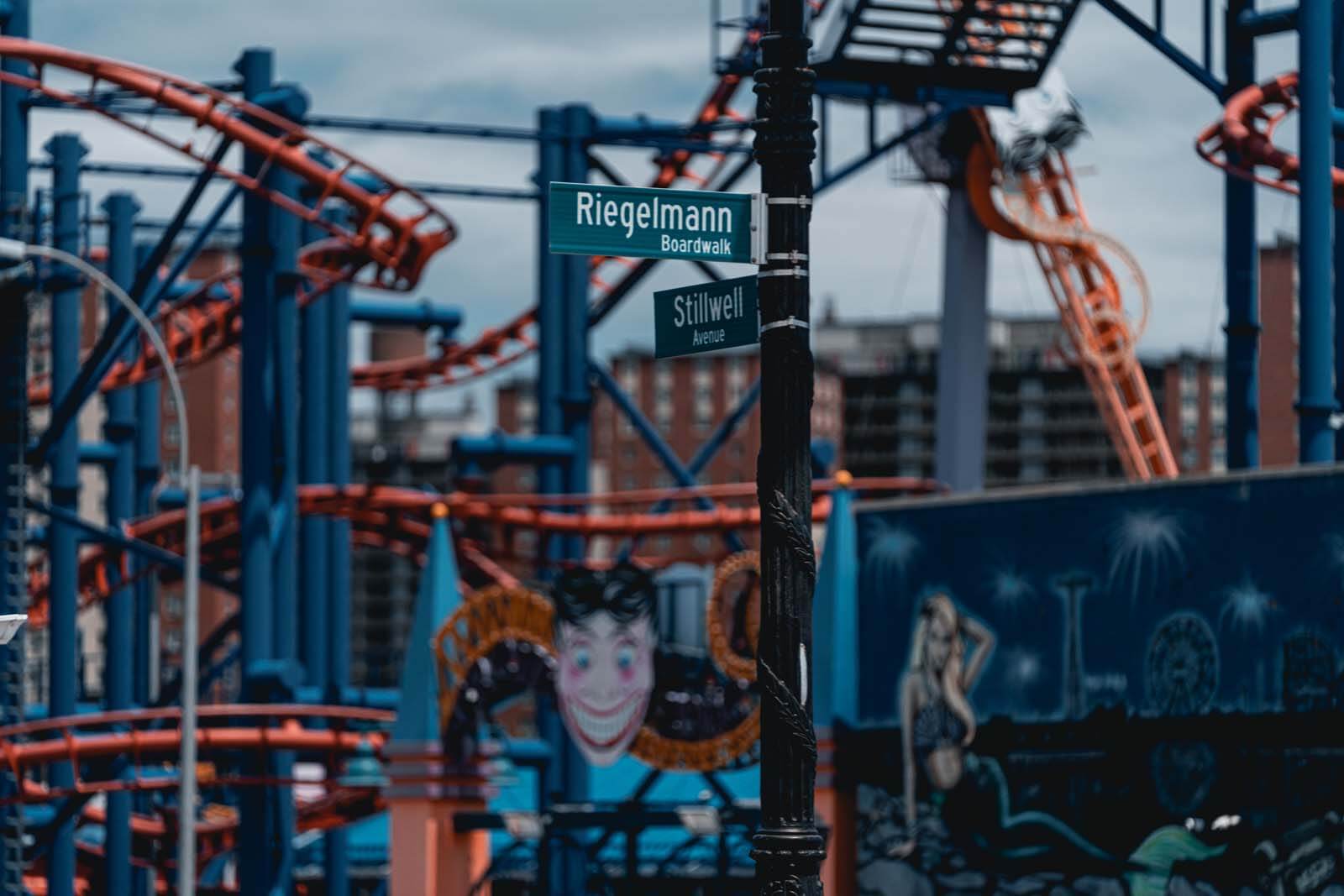 Riegelmann Boardwalk och Stillewell Avenue i Coney Island