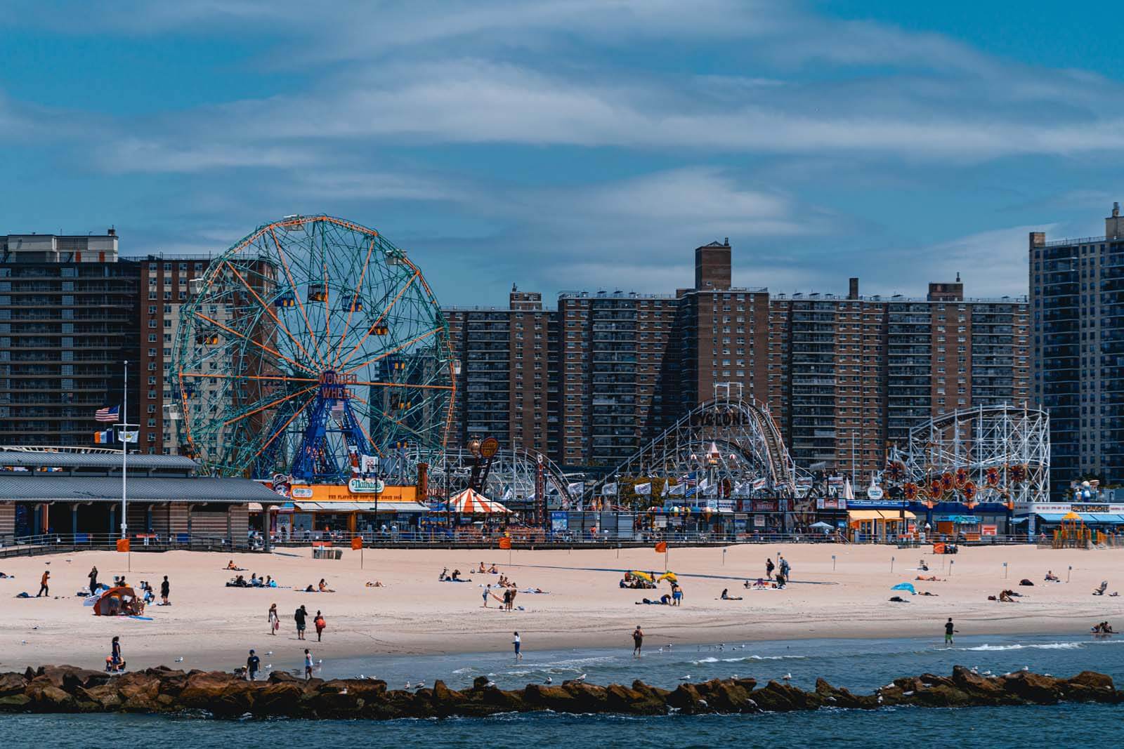 Blick auf Coney Island vom Steeplechase Pier in Brooklyn