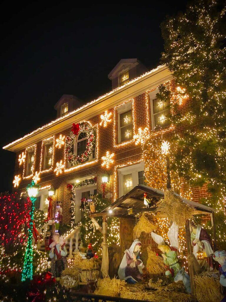 Dyker Heights Christmas Lights Guide (Tips for 2023 by a Local) Your