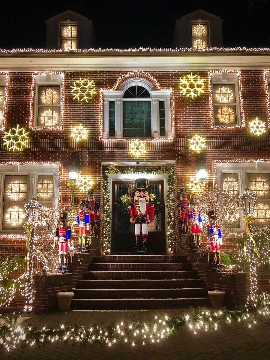 Easy to Follow Guide for Exploring Dyker Heights Christmas ...