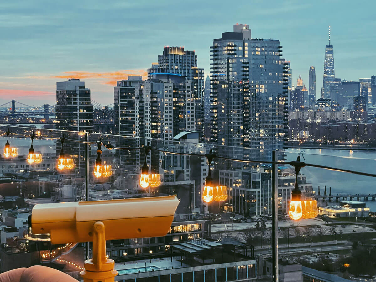 view-of-th-skyline-at-sunset-from-westlight-in-williamsburg