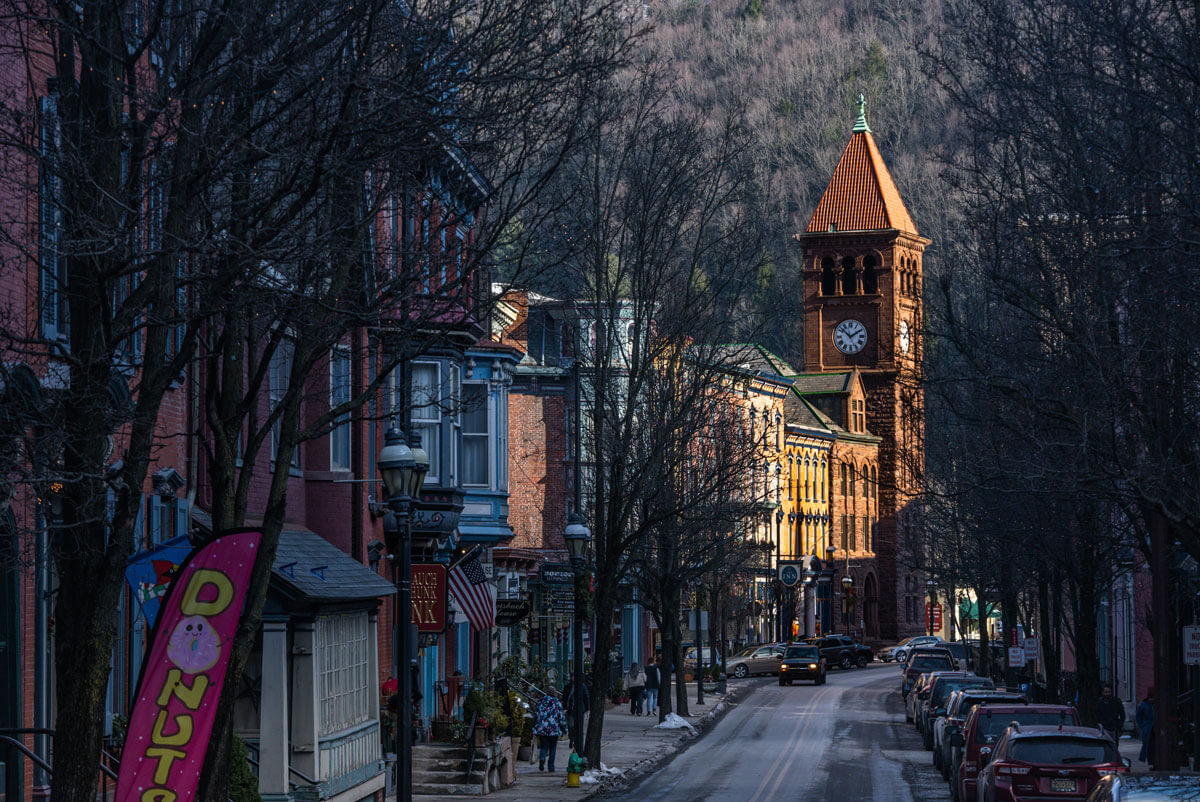 Town-of-Jim-Thorpe-Pennsylvania-in-the-Pocono-Mountains-in-winter