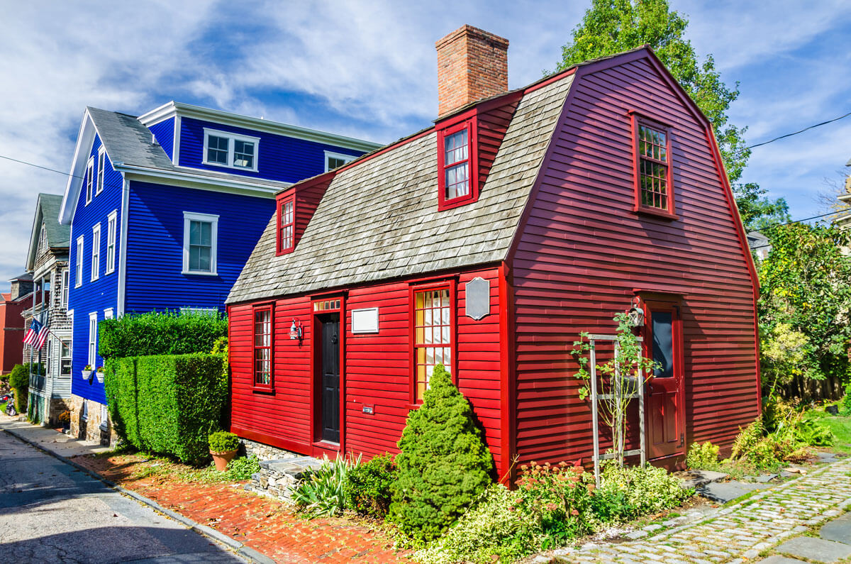 colorful-historic-homes-in-Newport-Rhode-Island