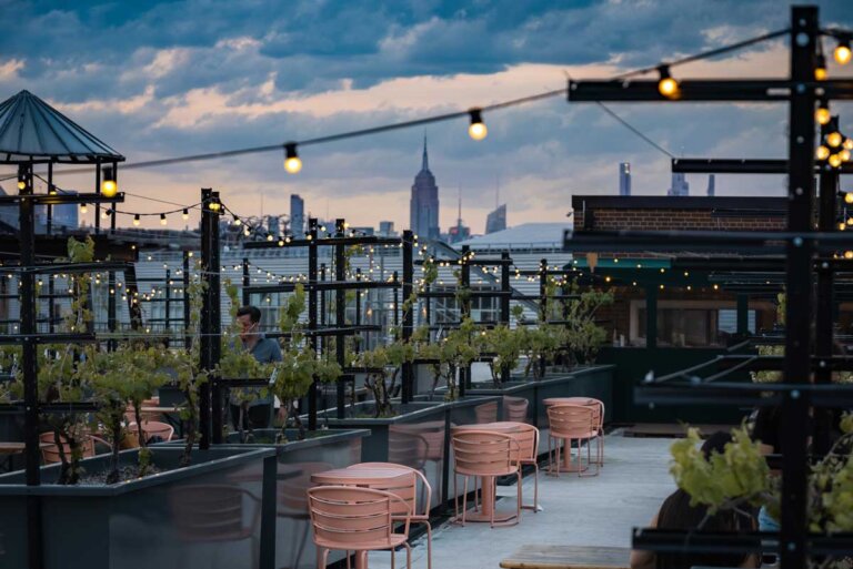 23 Best Rooftop Bars in Brooklyn (& Rooftop Restaurants)