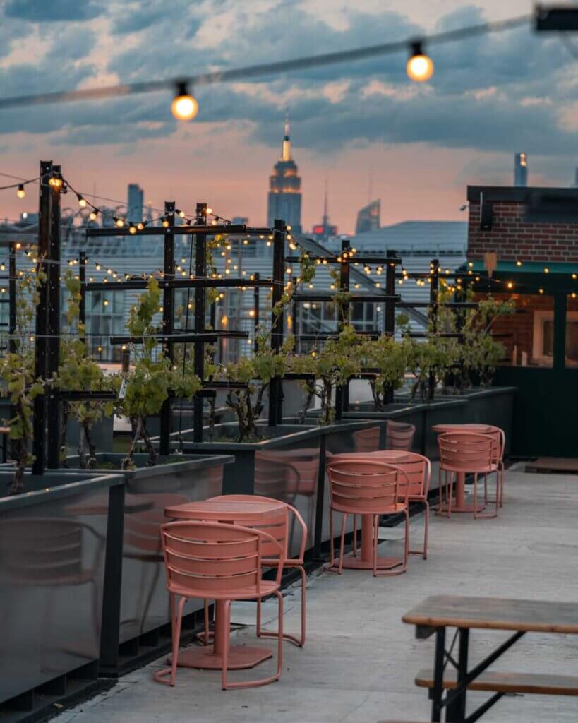 sunset-view-of-the-empire-state-building-at-rooftop-reds-in-navy-yard-brooklyn-rooftop-winery