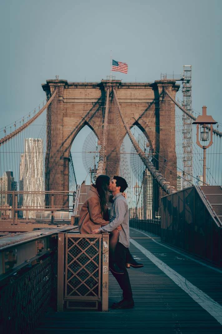 couple kiss on Brooklyn Bridge