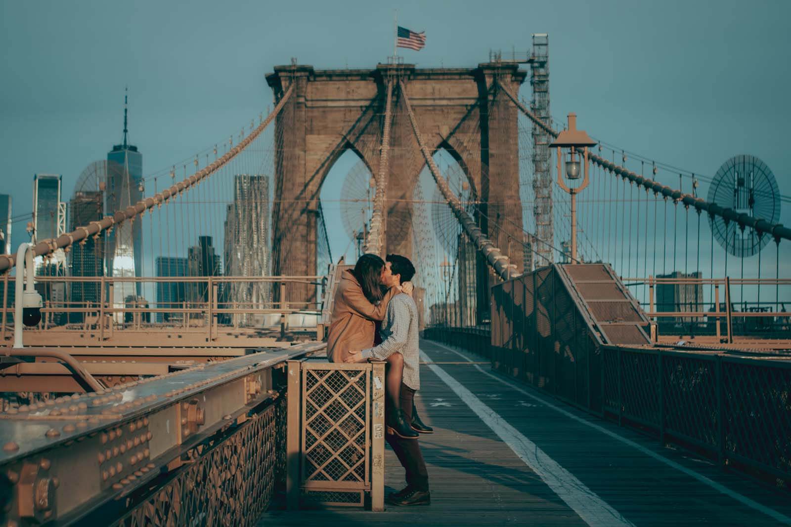kissing couple on the Brooklyn Bridge