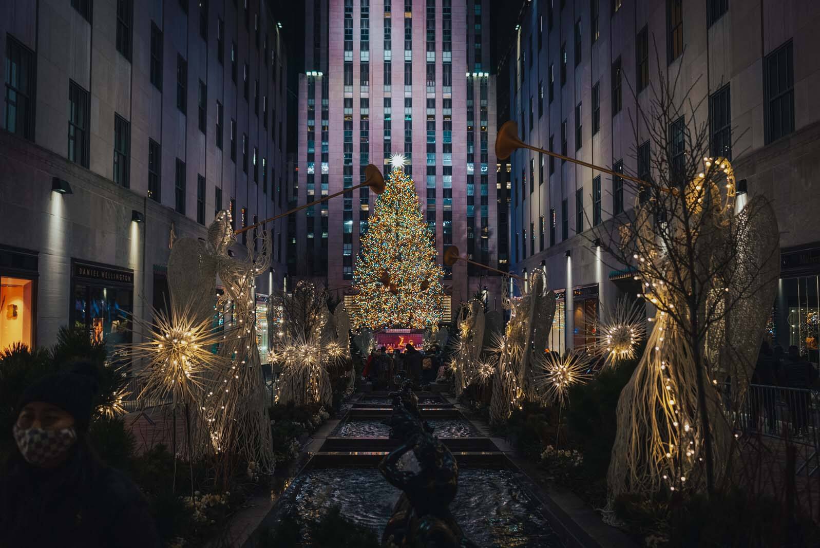 New York, USA,16 Dec 2020. A very tall Christmas tree decoration