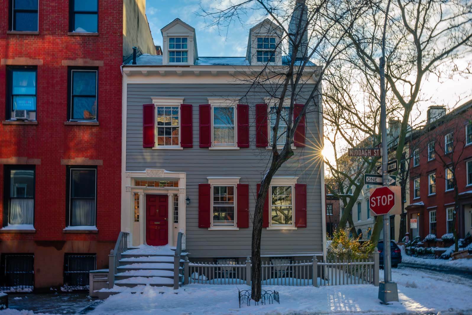 Front view of Middagh House in Brooklyn Heights