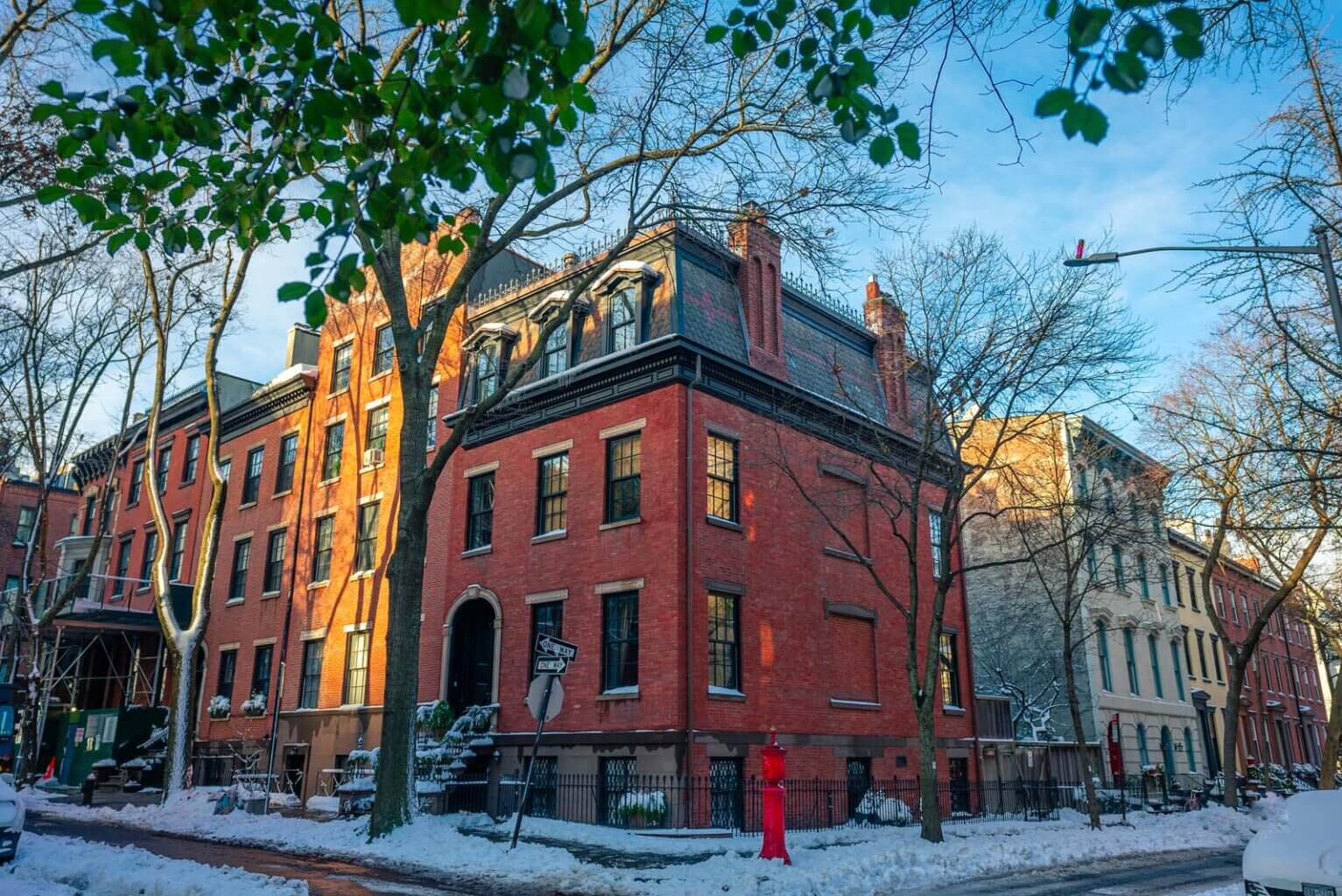 Side-view-of-Chers-house-in-Movie-Moonstruck-in-Brooklyn-Heights-1533x1024.jpg