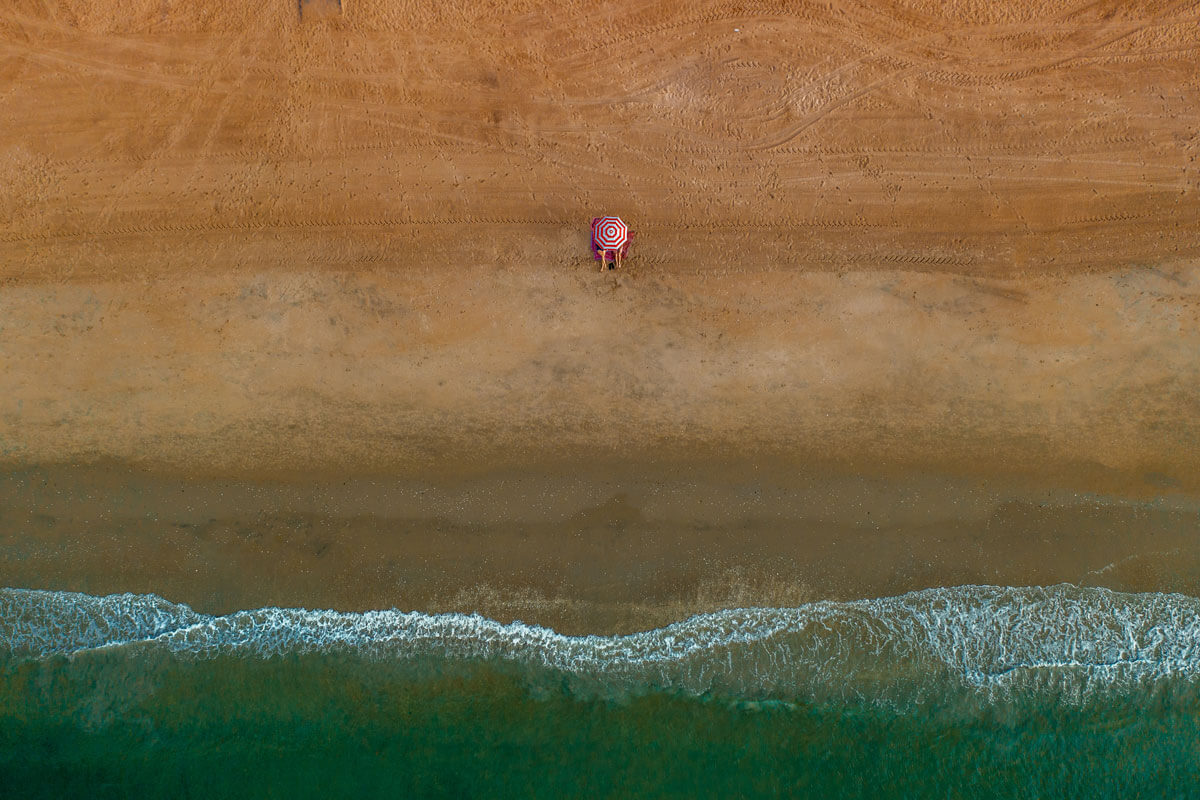 aerial-shot-of-couple-at-Brighton-Beach-in-Brooklyn