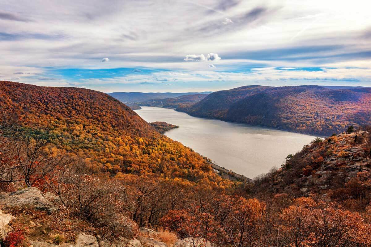 the-hudson-river-as-seen-from-breakneck-ridge-hike-near-NYC