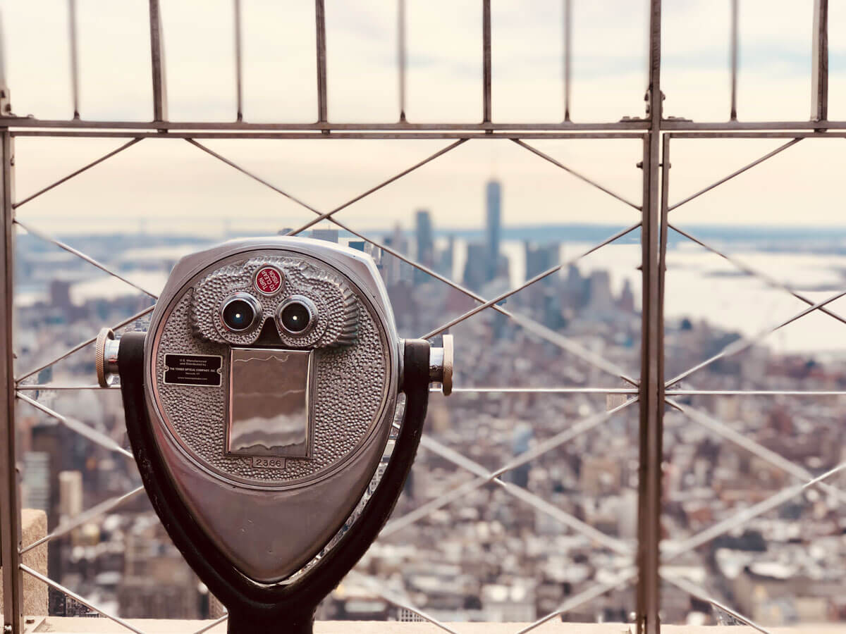 binoculars-on-the-top-of-the-empire-state-building-to-look-at-the-view