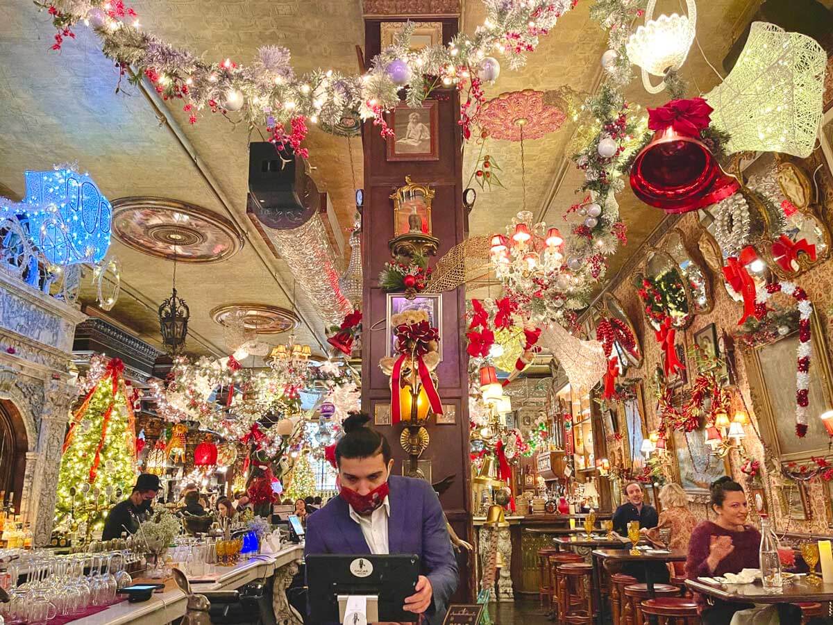 interior-of-Oscar-Wilde-bar-in-nyc-at-christmas