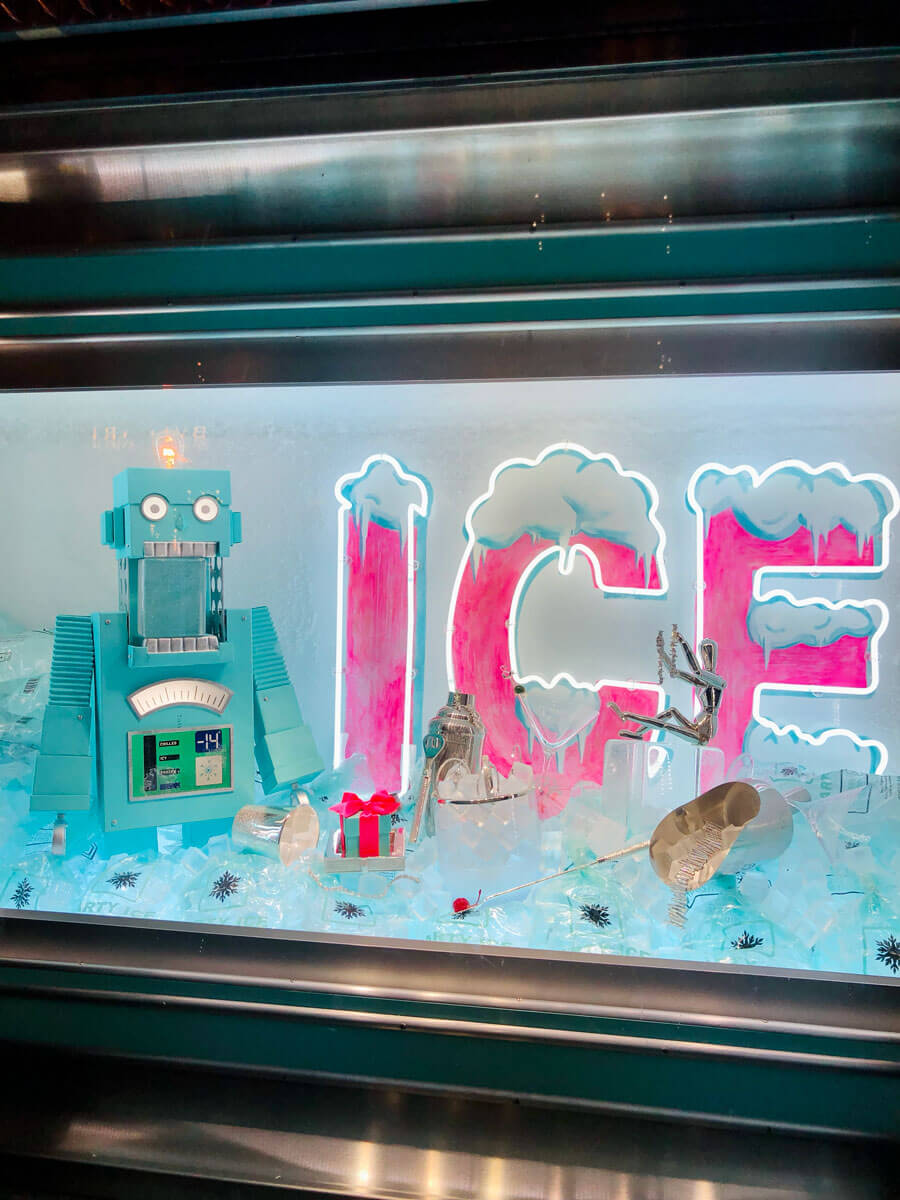Tiffany-and-Co-robot-ice-holiday-window-display-in-nyc-from-2018