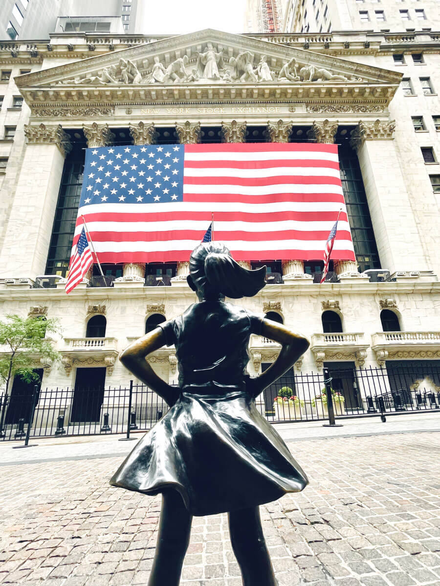 fearless-girl-outside-of-the-new-york-stock-exchange-in-the-financial-district-of-manhattan-nyc