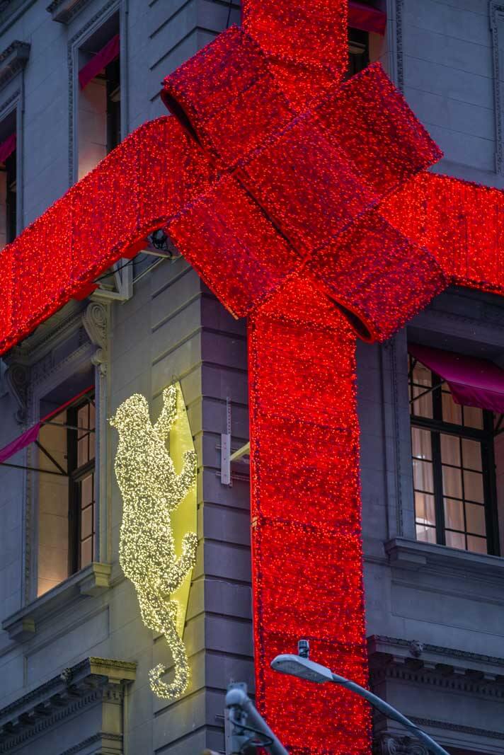 jaguar climbing cartier on 5th avenue in nyc at christmas with the red bow 2019 window