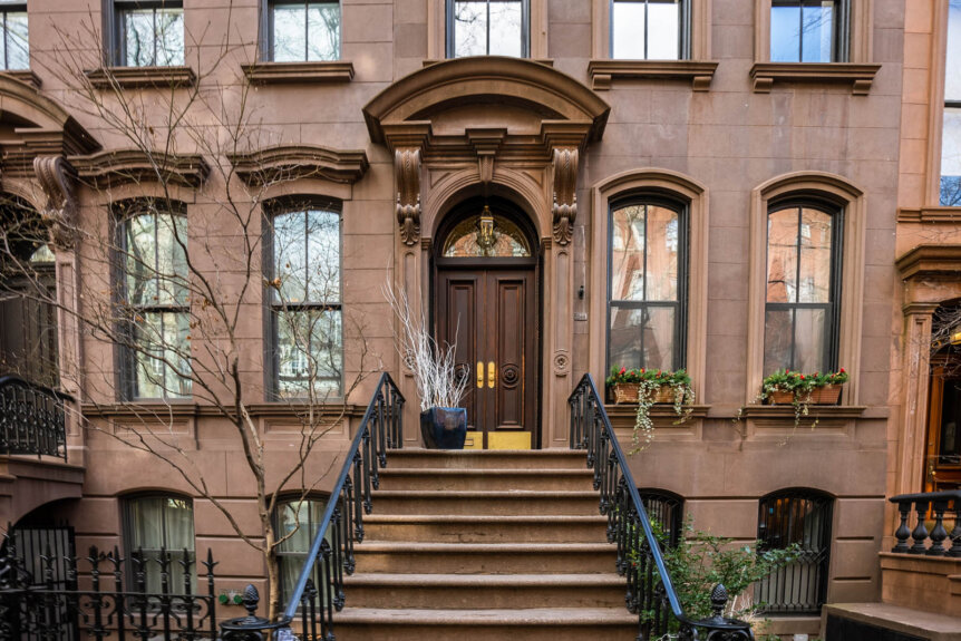 Carrie Bradshaws apartment in the West Village in NYC