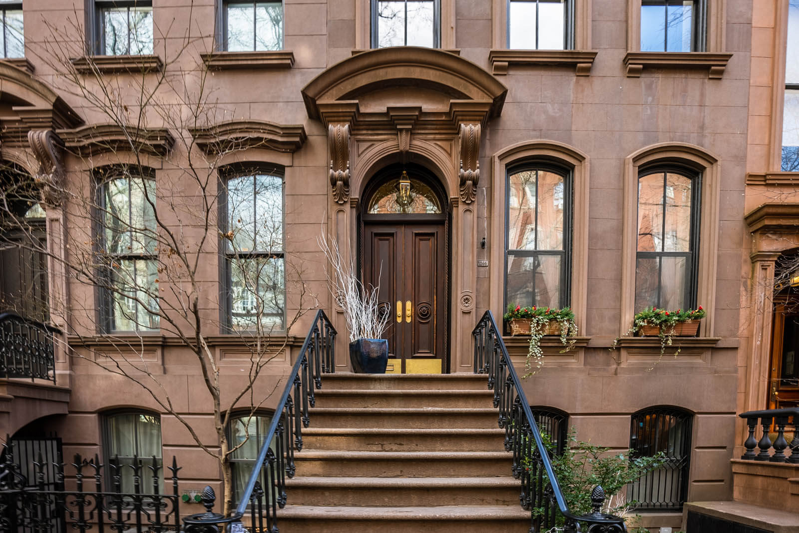 https://yourbrooklynguide.com/wp-content/uploads/2022/03/Carrie-Bradshaws-apartment-in-the-West-Village-in-NYC.jpg