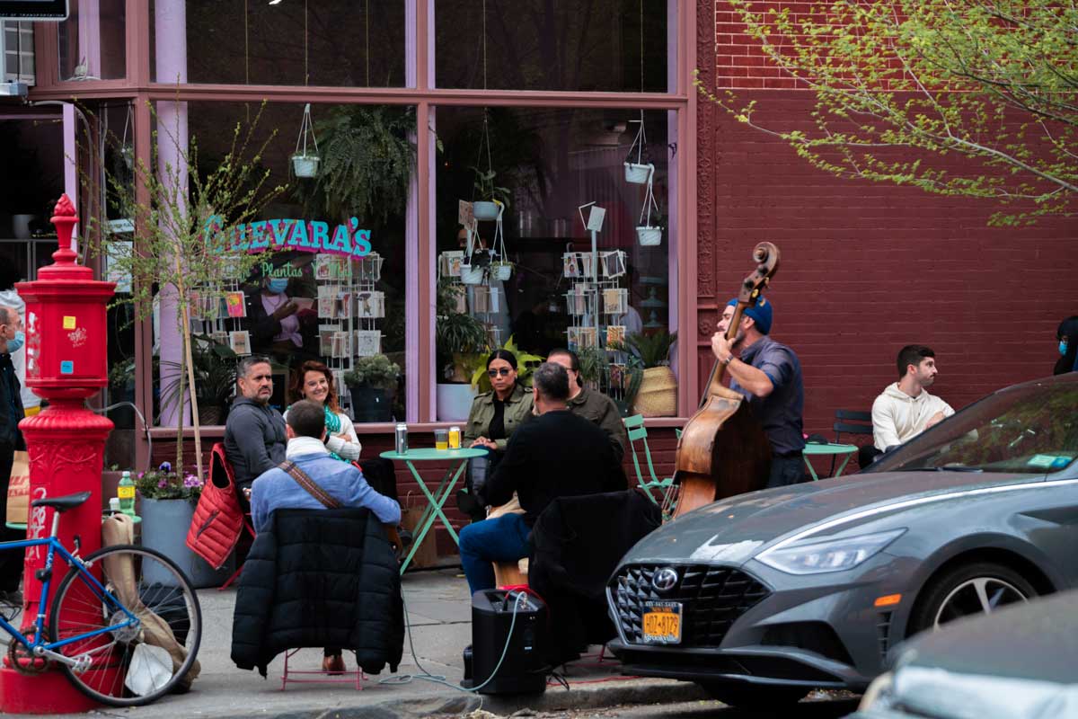 street-performer-for-outdoor-diners-at-Guevaras-in-Clinton-Hill