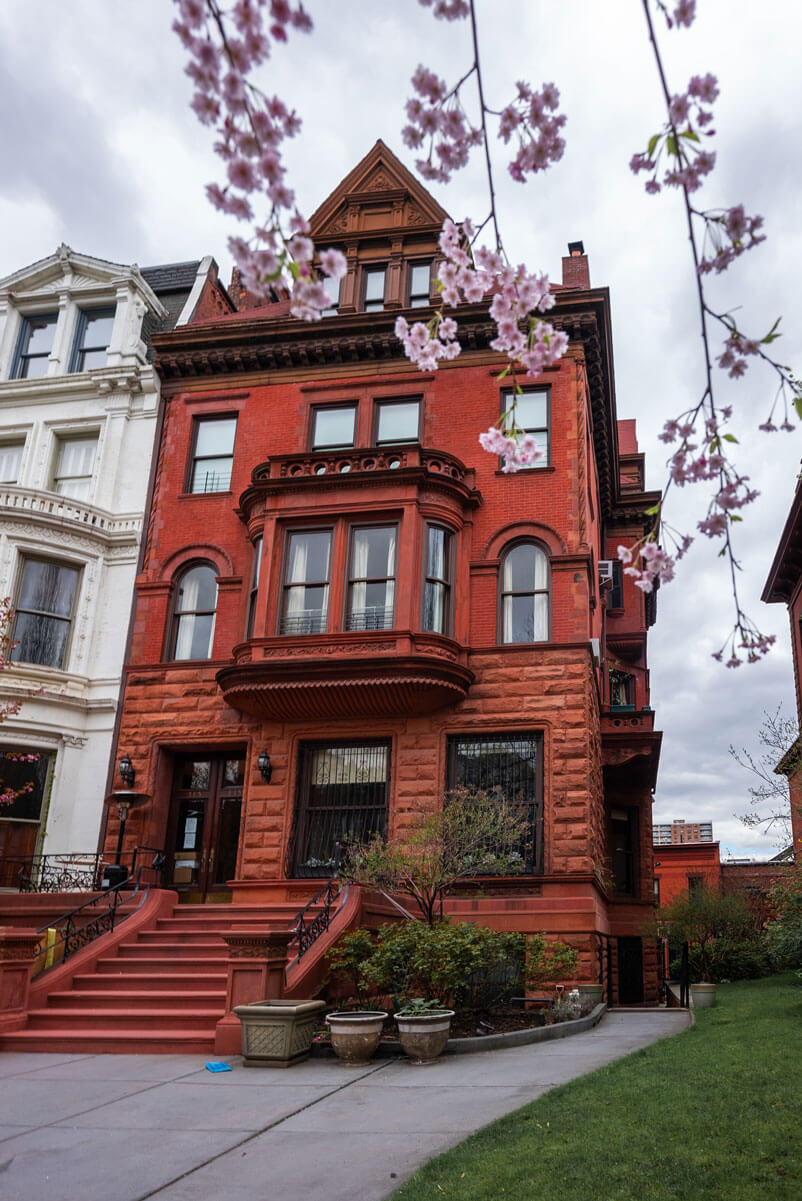 pretty-clinton-hill-house-in-the-spring-in-Brooklyn