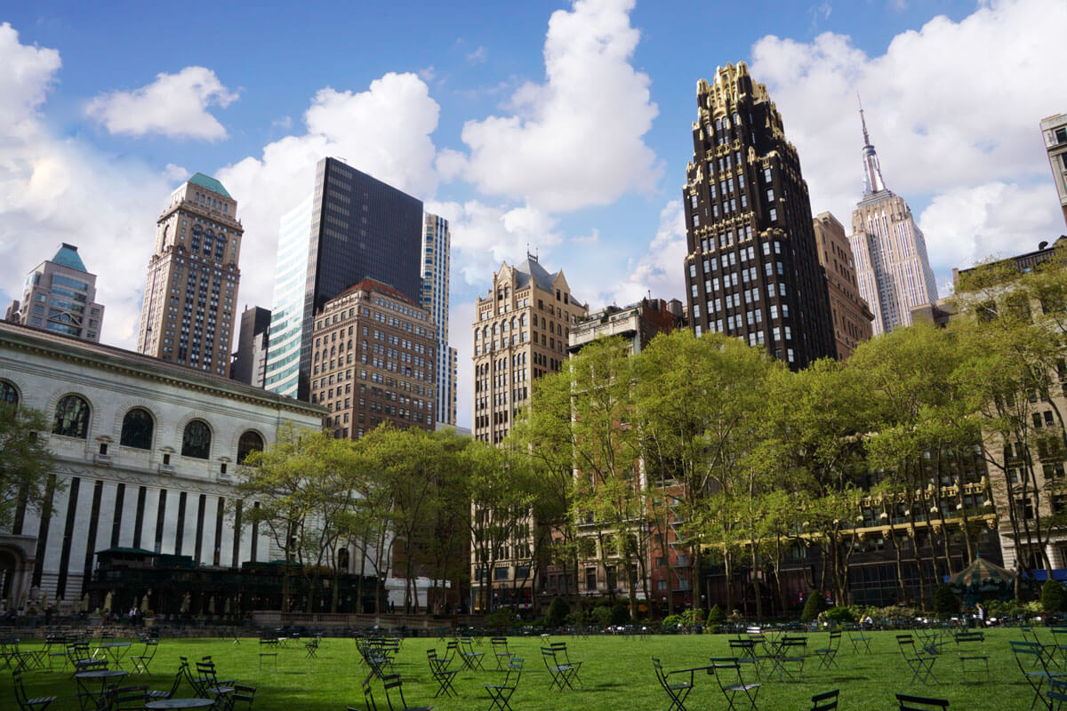 Bryant-Park-in-the-summer-with-a-view-of-the-Empire-State-Building