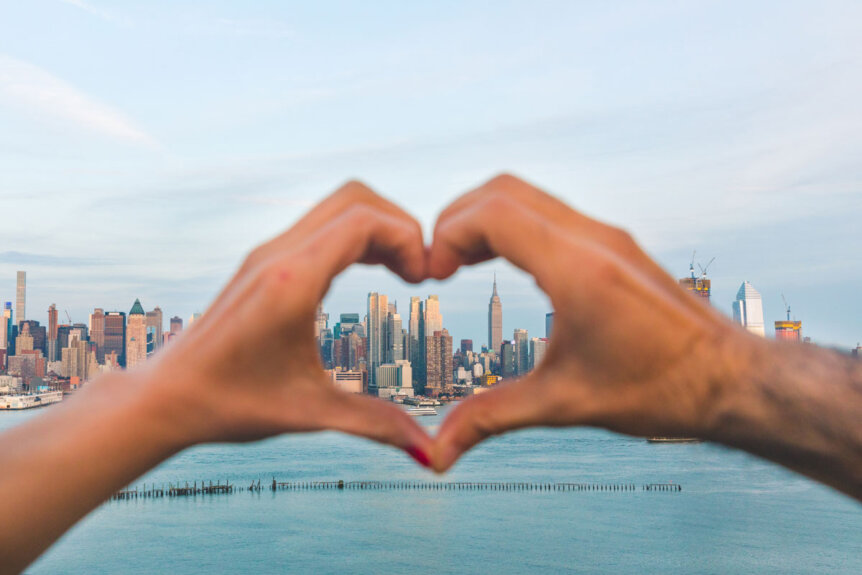 couple-making-heart-hands-in-nyc