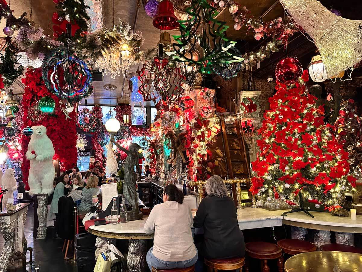 Inside-Oscar-Wilde-restaurant-at-Christmas-in-NYC