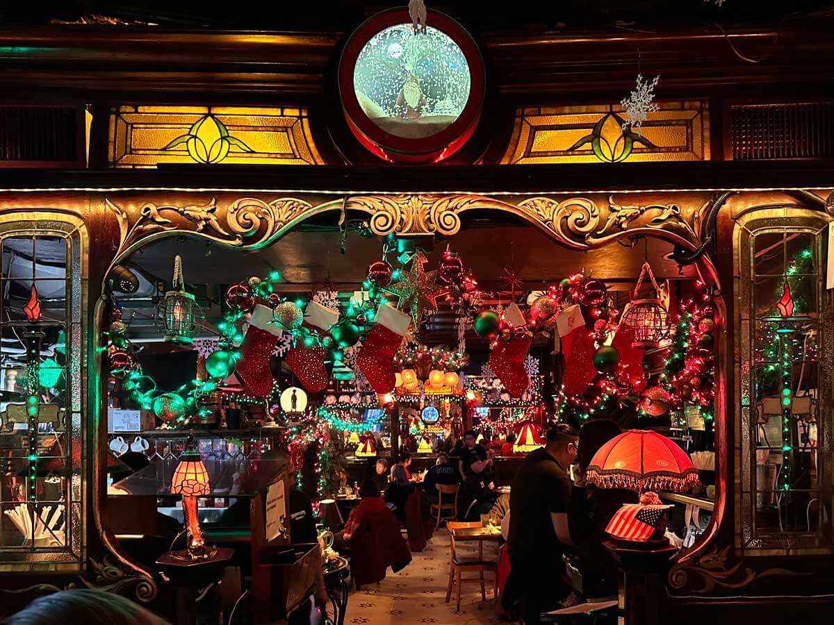 inside-skinflints-christmas-restaurant-in-NYC-in-Bay-Ridge-Brooklyn