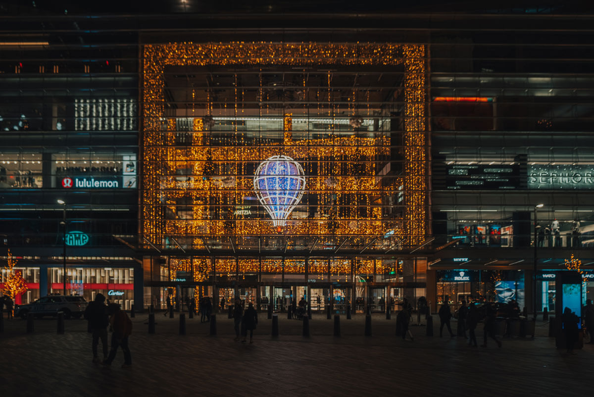 the-holiday-lights-at-Hudson-Yards-in-NYC-in-December-and-at-Christmas-time