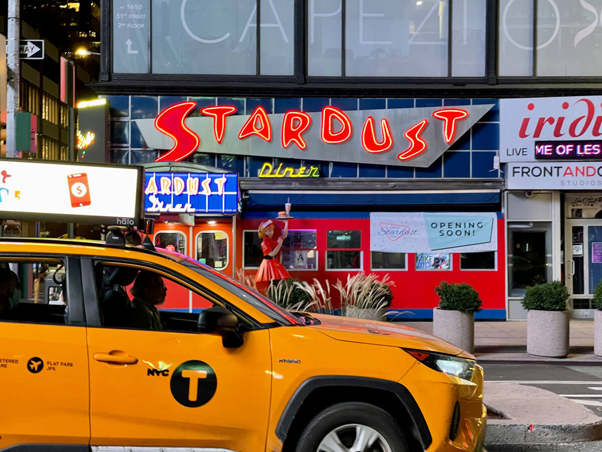 NYC-taxi-cab-in-front-of-Ellens-Stardust-Diner