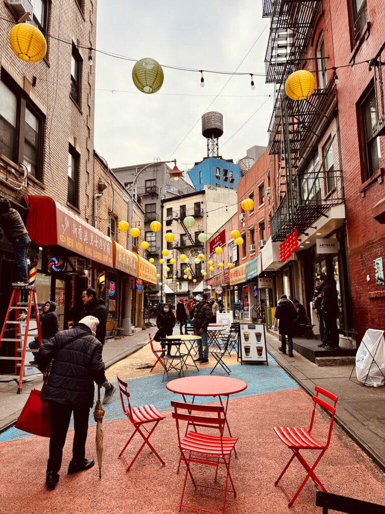 street-scene-in-Chinatown-in-NYC