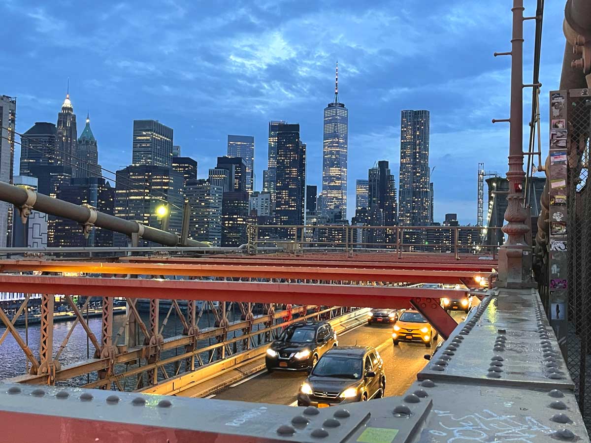 cars-driving-in-nyc-over-the-brooklyn-bridge-with-a-view-of-one-world-trade-center