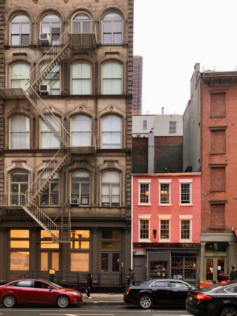 cars-parked-in-front-of-tinys-in-tribeca-in-NYC