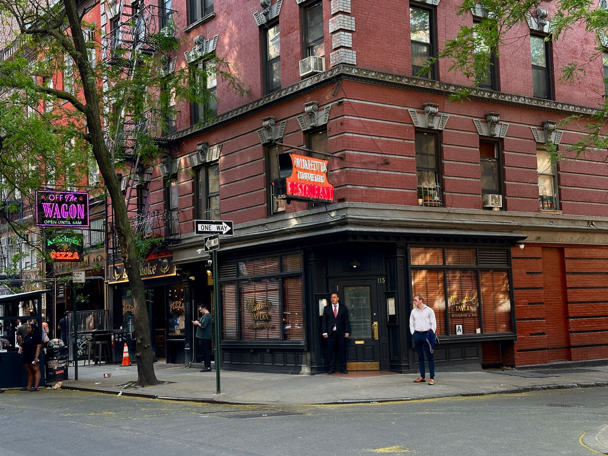 exterior-of-Minetta-Tavern-in-Greenwich-Village-in-NYC