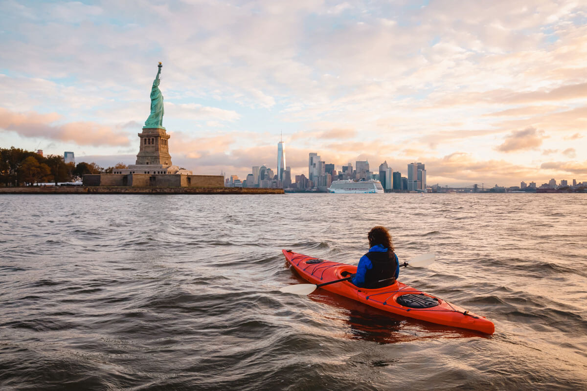 kayaker-in-the-New-York-Harbor-looking-at-the-Statue-of-Liberty-in-NYC