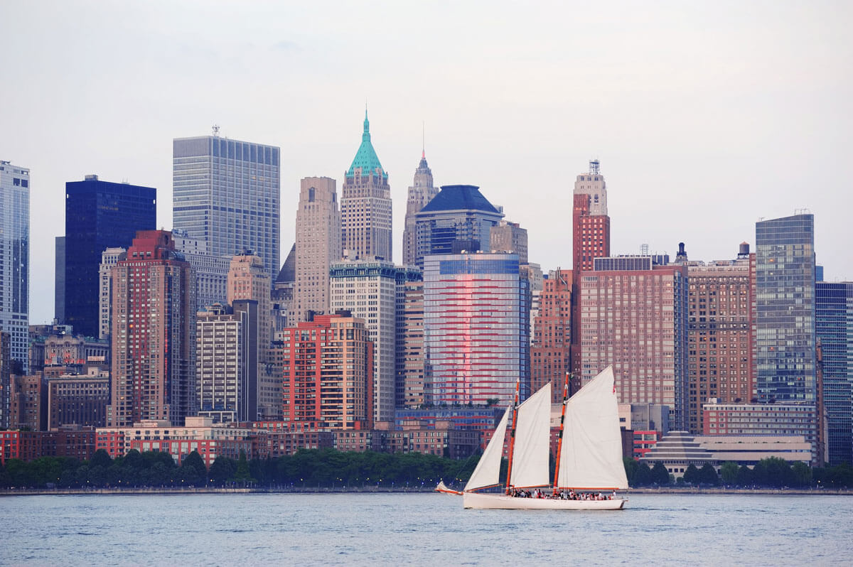 schooner-sailing-around-New-York-City-on-the-Hudson-River