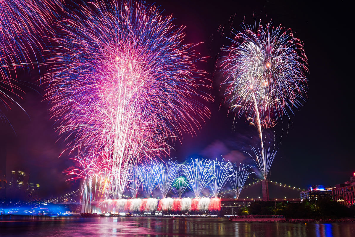 Macys-4th-of-july-fireworks-in-NYC-on-the-Brooklyn-Bridge-and-East-River