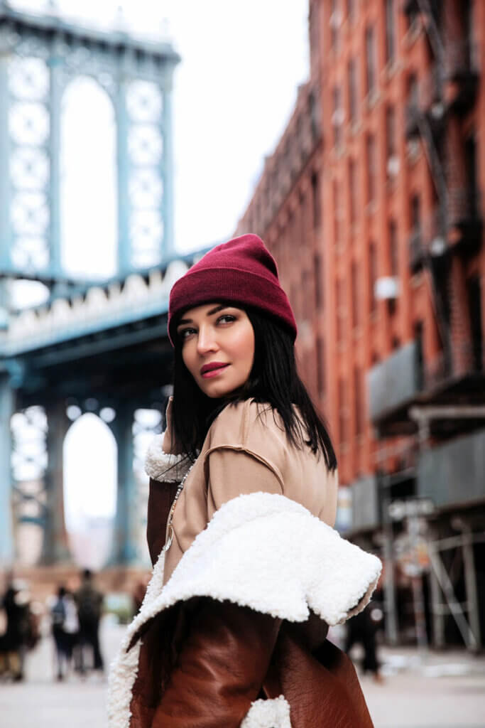 woman-poses-in-DUMBO-Brooklyn-in-the-winter-in-NYC