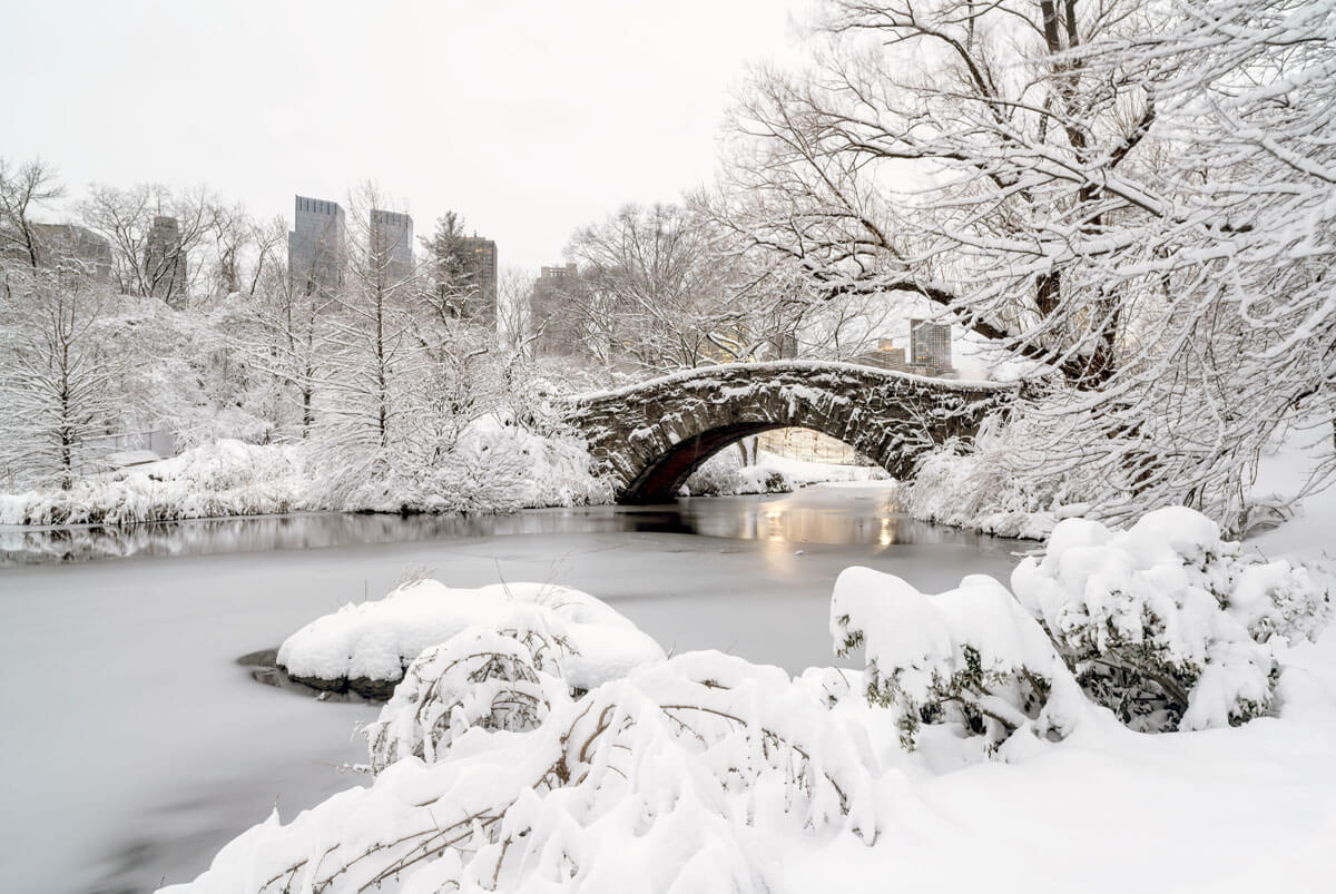 Central-Park-in-the-winter-with-a-ton-of-snow-in-NYC