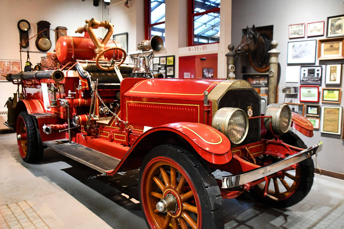 old-fire-engine-in-New-York-City-Fire-Museum-in-Manhattan